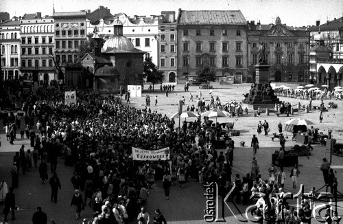 Sierpień 1987, Kraków, Polska
VII Piesza Pielgrzymka Krakowska na Jasną Górę na Rynku Głównym.
 Fot. Piotr Dylik, zbiory Ośrodka KARTA