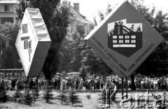 10.06.1987, Kraków, Polska
Wierni oczekują na przejazd papieskiego samochodu, na pierwszym planie hasła propagandowe.
Fot. Piotr Dylik, zbiory Ośrodka KARTA