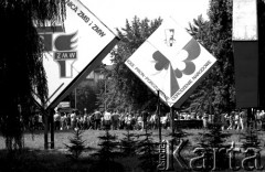 10.06.1987, Kraków, Polska
Wierni czekają na przejazd papieskiego papamobile, na pierwszym planie hasła propagandowe.
Fot. Piotr Dylik, zbiory Ośrodka KARTA