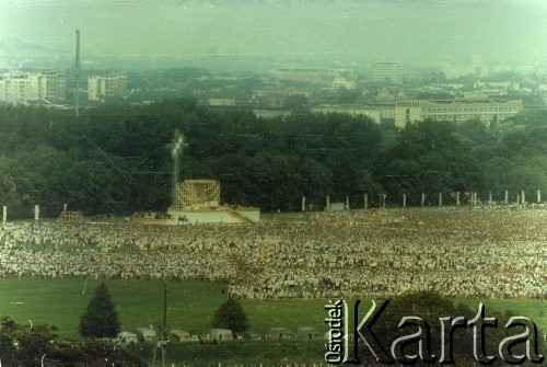 10.06.1987, Kraków, Polska
Widok na ołtarz, przy którym Jan Paweł II sprawował mszę świętą. 
Fot. Piotr Dylik, zbiory Ośrodka KARTA