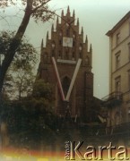 Czerwiec 1987, Kraków. Polska 
Bazylika Świętej Trójcy ozdobiona  z okazji przyjazdu Jana Pawła II.
Fot. Piotr Dylik, zbiory Ośrodka KARTA