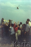 10.06.1987, Kraków, Polska
Wierni oczekują na przybycie Jana Pawła II na lotnisku.
Fot. Piotr Dylik, zbiory Ośrodka KARTA
