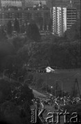10.06.1987, Kraków, Polska 
III pielgrzymka Jana Pawła II do Polski. Wierni zebrani na krakowskich Błoniach oczekują na przybycie papaieża.
Fot. Piotr Dylik, zbiory Ośrodka KARTA