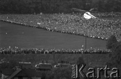 10.06.1987, Kraków, Polska 
III pielgrzymka Jana Pawła II do Polski. Wierni zebrani na krakowskich Błoniach oczekują na przybycie papaieża.
Fot. Piotr Dylik, zbiory Ośrodka KARTA