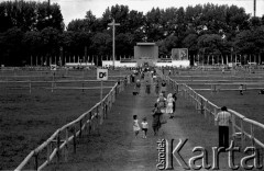 10.06.1987, Kraków, Polska 
III pielgrzymka Jana Pawła II do Polski. Wierni zbierają się w sektorach przygotowanych na krakowskich Błoniach, gdzie odbędzie się msza.
Fot. Piotr Dylik, zbiory Ośrodka KARTA