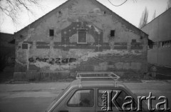 1988, Kraków, Polska.
Ulica na przedmieściach. Kapliczka wmurowana w boczną ścianę budynku. 
Fot. Piotr Dylik, zbiory Ośrodka KARTA