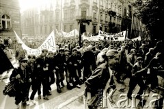 1989, Kraków, Polska.
Demonstracja - uczestnicy niosą transparenty z napisami 