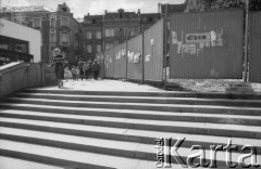 1989, Bielsko-Biała, Polska
Widok na schody i ogrodzenie ze strzępami plakatów z hasłem 
