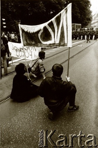 1989, Polska.
Demonstracja Niezależnego Zrzeszenia Studentów pod konsulatem ZSRR. 
Fot. Piotr Dylik, zbiory Ośrodka KARTA