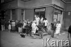 1989, Kołobrzeg, Polska
Kolejka przed sklepem ze słodyczami.
Fot. Piotr Dylik, zbiory Ośrodka KARTA