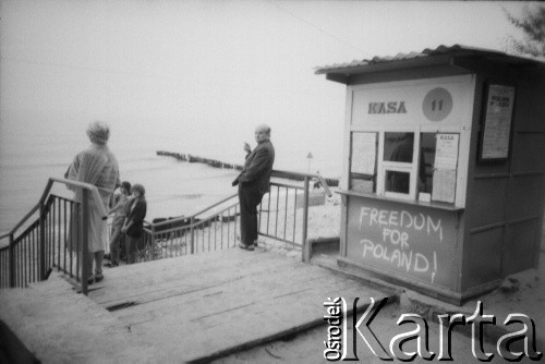 1989, Kołobrzeg, Polska
Nad morzem. Na budce widać napis 
