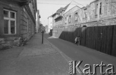 1989, Kraków, Polska
Dziewczynki na jednej z ulic krakowskiego Kazimierza.
Fot. Piotr Dylik, zbiory Ośrodka KARTA