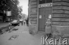 1989, Kraków, Polska
Kobieta przed sklepem spożywczym.
Fot. Piotr Dylik, zbiory Ośrodka KARTA