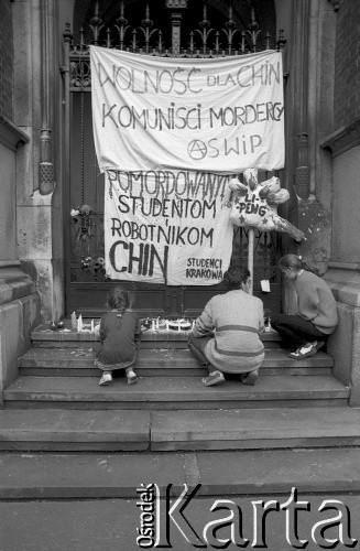 1989, Kraków, Polska.
Protest przeciwko krwawemu stłumieniu manifestacji studentów na placu Tian'anmen w Pekinie. Do krat przypięto transparenty: 