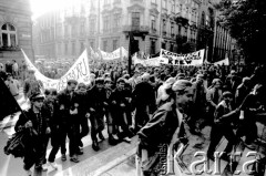 1989, Kraków, Polska.
Demonstracja - uczestnicy niosą transparenty z napisami 