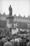 1989, Kraków, Polska
Studenci zgromadzeni wokół pomnika Adama Mickiewicza. Uczestnicy demonstracji z transparentami: 