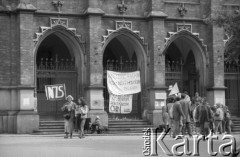 1989, Kraków, Polska.
Protest przeciwko krwawemu stłumieniu manifestacji studentów na placu Tian'anmen w Pekinie. Do krat przypięto transparenty: 