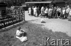 1989, Kraków, Polska.
Kolejka do sklepu spożywczego.
Fot. Piotr Dylik, zbiory Ośrodka KARTA