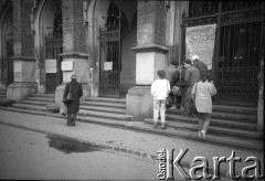 1989, Kraków, Polska
Wejście do Collegium Novum Uniwersytetu Jagiellońskiego. Na plakatach hasła: 