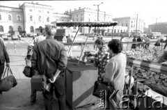 1989, Kraków, Polska
Uliczny handel wodą sodową i obwarzankami.
Fot. Piotr Dylik, zbiory Ośrodka KARTA