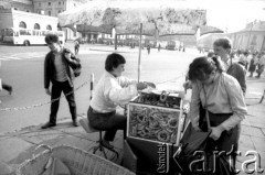 1989, Kraków, Polska
Uliczny handel wodą sodową i obwarzankami.
Fot. Piotr Dylik, zbiory Ośrodka KARTA