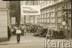 1989, Kraków, Polska.
Transparent promujący solidarnościową wystawę 