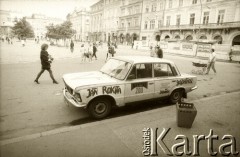 1989, Polska.
Wybory parlamentarne - fiat 125p z ogłoszeniem wyborczym kandydata na posła Jana Rokity. 
Fot. Piotr Dylik, zbiory Ośrodka KARTA