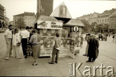 1989, Polska.
Wybory parlamentarne - budka z plakatami wyborczymi kandytów na posłów m.in. Jana Marii Rokity, Józefy Hennelowej.
Fot. Piotr Dylik, zbiory Ośrodka KARTA