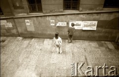 1989, Polska.
Wybory parlamentarne - przechodnie czytają plakaty wyborcze.
Fot. Piotr Dylik, zbiory Ośrodka KARTA