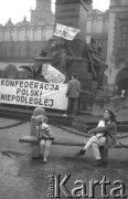 Przed 1989, Kraków, Polska.
Transparenty Konfederacji Polski Niepodległej na pomniku Adama Mickiewicza na Rynku Głównym. Hasła upamiętniają ofiary rewolucji rumuńskiej: 