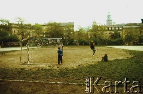 Po 1989, Kraków, Polska.
Chłopcy grają w piłkę na boisku na placu na Groblach.
Fot. Piotr Dylik, zbiory Ośrodka KARTA