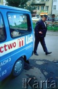 Po 1989, Kraków, Polska.
Kolportaż publikacji krakowskiego Wydawnictwa M. Firmowy samochód wydawnictwa zaparkowany na ulicy.
Fot. Piotr Dylik, zbiory Ośrodka KARTA