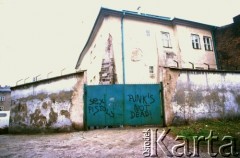 Po 1989, Kraków, Polska.
Tylnia brama wjazdowa do komisariatu Milicji Obywatelskiej przy ulicy Lewkowa na Kazimierzu. Na bramie widnieje napis 