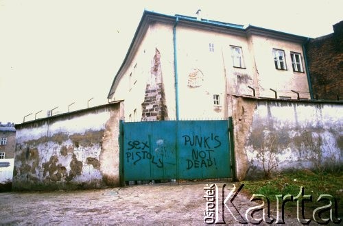 Po 1989, Kraków, Polska.
Tylnia brama wjazdowa do komisariatu Milicji Obywatelskiej przy ulicy Lewkowa na Kazimierzu. Na bramie widnieje napis 