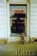 Po 1989, Kraków, Polska.
Kobieta przed witryną księgarni 