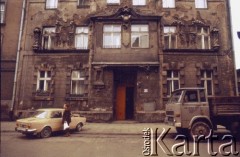 Po 1989, Kraków, Polska.
Samochody zaparkowane przed secesyjną kamienicą.
Fot. Piotr Dylik, zbiory Ośrodka KARTA