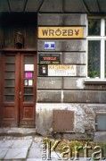 Po 1989, Kraków, Polska.
Szyldy reklamujące usługi wróżbiarskie i astrologiczne zawieszone przy wejściu do kamienicy przy ulicy Ogrodowej 3.
Fot. Piotr Dylik, zbiory Ośrodka KARTA