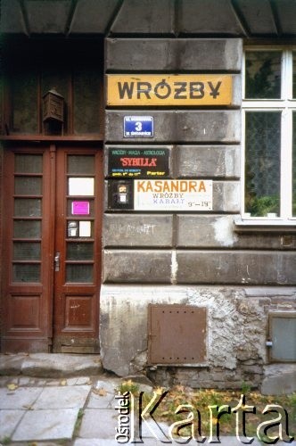 Po 1989, Kraków, Polska.
Szyldy reklamujące usługi wróżbiarskie i astrologiczne zawieszone przy wejściu do kamienicy przy ulicy Ogrodowej 3.
Fot. Piotr Dylik, zbiory Ośrodka KARTA