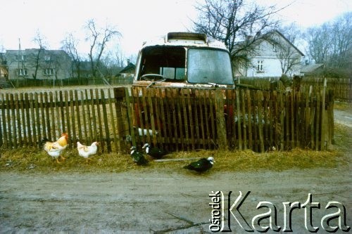 Po 1989, prawdopodobnie Małopolska, Polska.
Wrak autokaru marki Autosan stoi na wiejskim podwórku. 
Fot. Piotr Dylik, zbiory Ośrodka KARTA