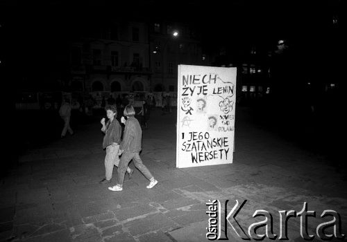 1989, Kraków, Polska.
Spotkanie środowiska anarchistycznego na Rynku Głównym. Na chodniku plakat z napisem 