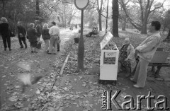 1989, Kraków, Polska.
Sprzedaż obwarzanków na Plantach.
Fot. Piotr Dylik, zbiory Ośrodka KARTA.