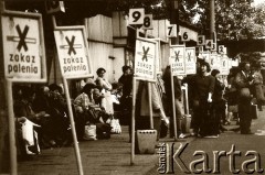 lata 80., Polska.
Dworzec autobusowy. Przy każdym stanowisku umieszczono tabliczkę z zakazem palenia.
Fot. Piotr Dylik, zbiory Ośrodka KARTA