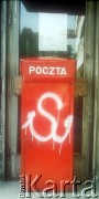 lata 80., Polska.
Skrzynka pocztowa oznaczona symbolem Polski Walczącej.
Fot. Piotr Dylik, zbiory Ośrodka KARTA