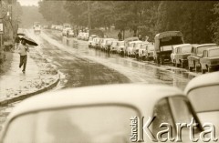 lata 80., Polska.
Samochody zaparkowane przy ulicy.
Fot. Piotr Dylik, zbiory Ośrodka KARTA