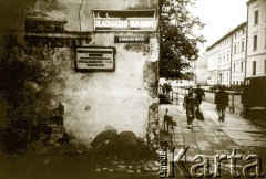 lata 80., Polska.
Ulica Bieruta, na ścianie tabliczki reklamowe zakładu blacharsko-bekarskiego oraz magla.
Fot. Piotr Dylik, zbiory Ośrodka KARTA