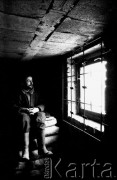 Lata 80., Oświęcim, Polska.
Fotograf Piotr Dylik w piwnicy swojego domu w Oświęcimiu.
Fot. Piotr Dylik, zbiory Ośrodka KARTA
