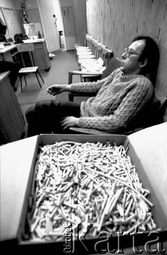 Lata 80., Kraków, Polska.
Dom studencki. Dystrybucja papierosów wśród studentów.
Fot. Piotr Dylik, zbiory Ośrodka KARTA