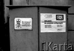 Lata 80., Kraków, Polska.
Rozklejony na skrzyni transformatora plakat NSZZ Solidarność z komunikatem wzywającym do uwolnienia więźniów politycznych: Leszka Moczulskiego, Wojciecha Ziembińskiego, Tadeusza Stańskiego, Zygmunta Bzdyla.