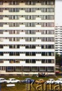 1982, Kraków, Polska.
Stan wojenny. Mieszkańcy Hotelu Asystenckiego w Miasteczku Studenckim AGH stoją w kolejce po wodę pod budynkiem Domu Studenckiego 