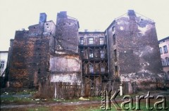 Lata 80, Kraków, Polska.
Stara, zniszczona kamienica - prawdopodobnie na Kazimierzu. 
Fot. Piotr Dylik, zbiory Ośrodka KARTA
